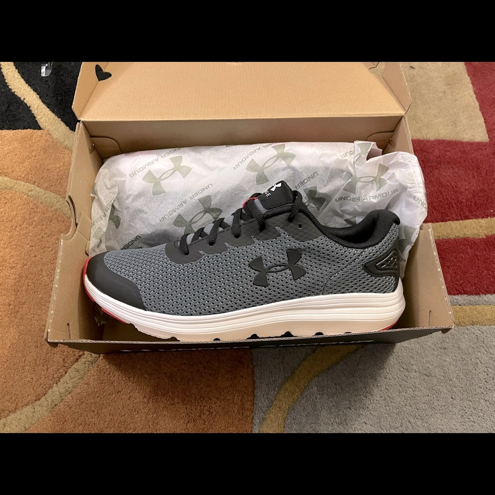 Mens Under Armour Surge sneakers 10.5m